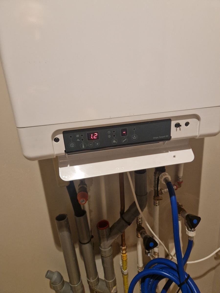 CV-ketel met aansluitleidingen onder de ketel