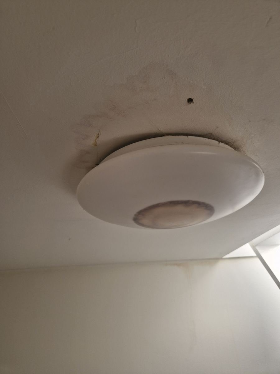 Vochtvlek rond een ventilatieventiel in een plafond