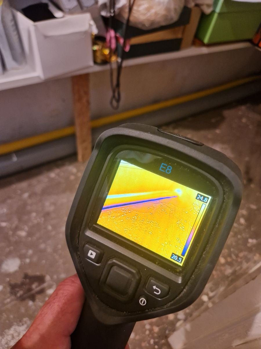 Warmtebeeldcamera toont het verloop van een leiding onder de vloer