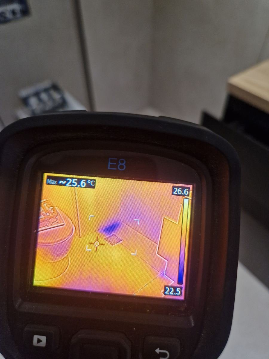 Warmtebeeldcamera bij onderzoek naar vocht rond een toilet