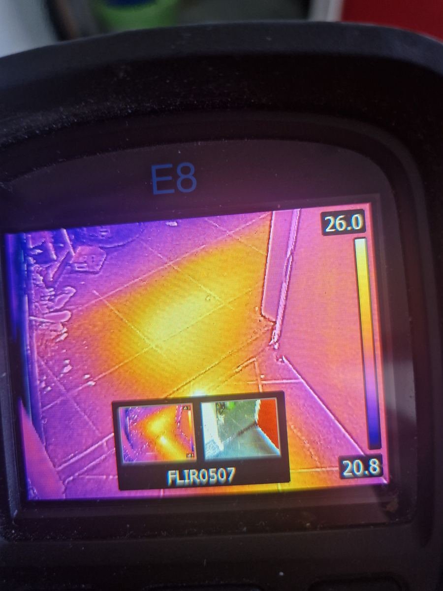 Warmtebeeld van een vloer met vloerverwarming tijdens lekdetectie