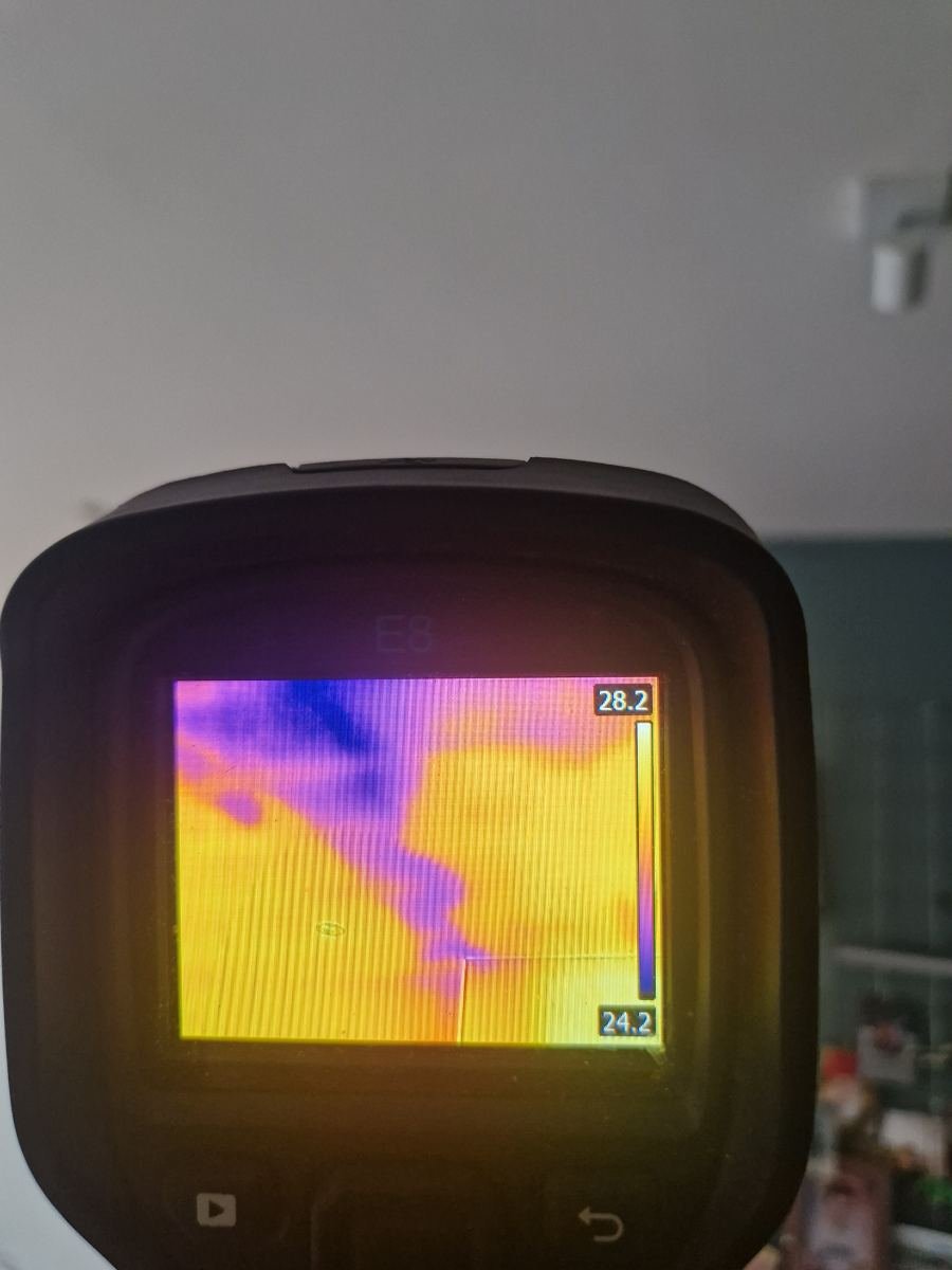 Warmtebeeldcamera toont een temperatuurverschil op een muur tijdens lekdetectie