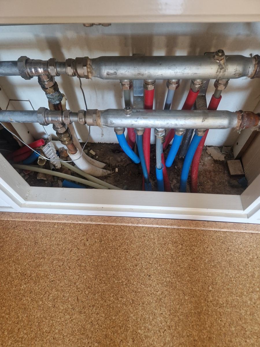 Verdeler met aanvoer- en retourleidingen van een installatie